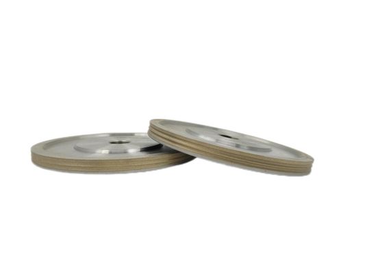 Grillado de precisión con una rueda de molienda de diamantes de alta dureza de 150 mm