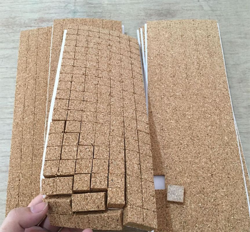Protección de las superficies de los muebles con pastillas de corcho autoadhesivas de espesor natural de 1/8 de pulgada
